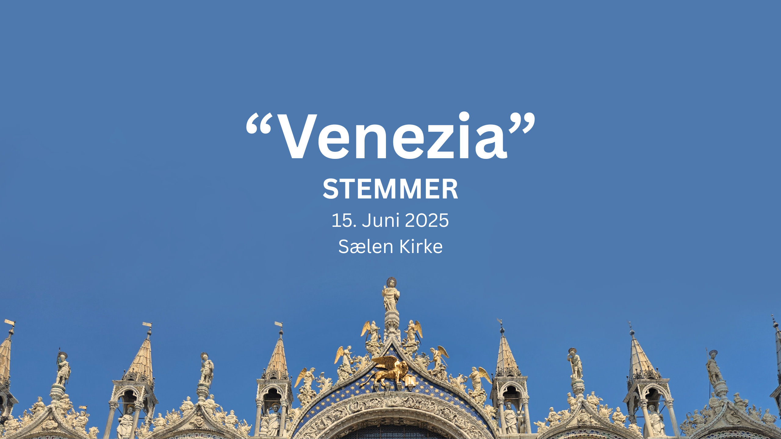 Bilde av takdekorasjonen til Palazzo Ducale i Venezia mot klar blå himmel, med teksten beskrivende tekst om Venezia konserten til koret STEMMER.